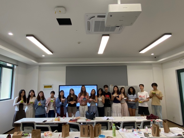 图 4学生们集体展示陶艺作品.jpg