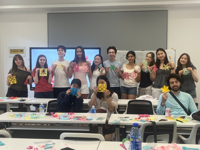 图 2学生们展示剪纸作品.jpg
