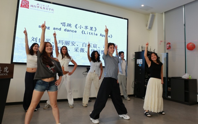 图6学生们集体唱跳《小苹果》.jpg