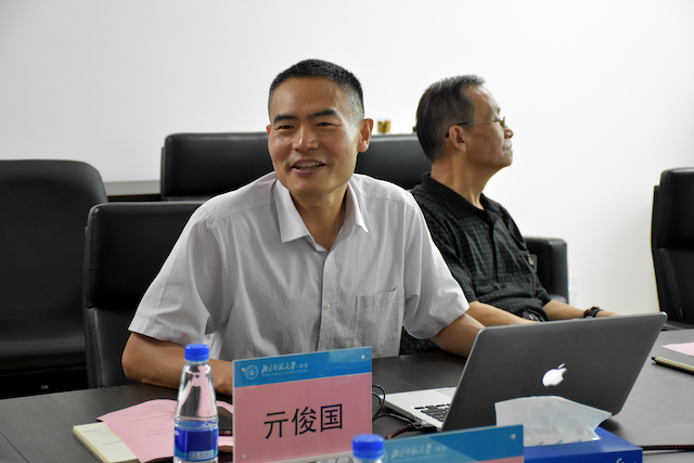 图2-中心执行副主任亓俊国汇报中心建设情况_副本.png