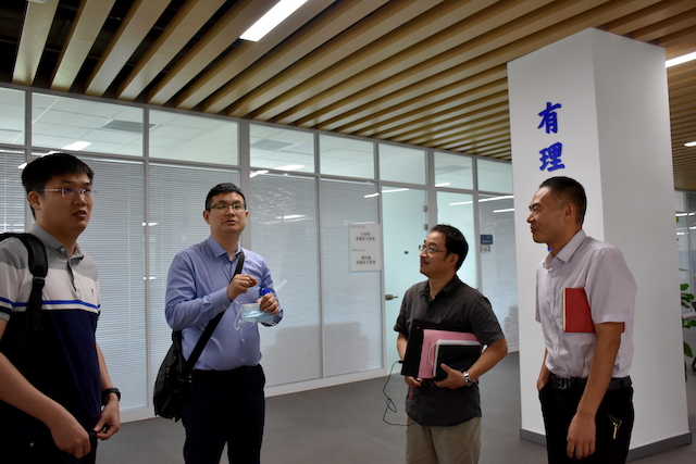 图5-视察办公场地_副本.png