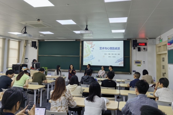 以美润心圆桌派现场_副本.jpg
